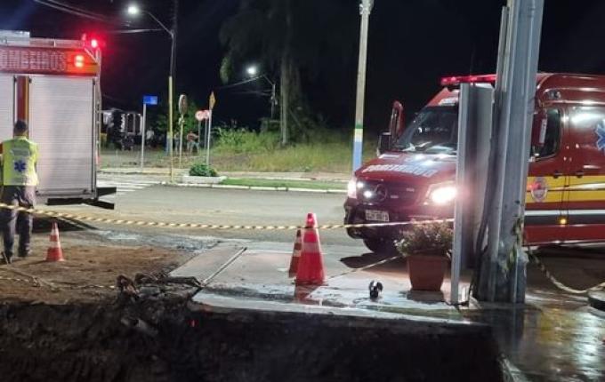 Idosa fica ferida ao cair em fosso de tanque de combustível