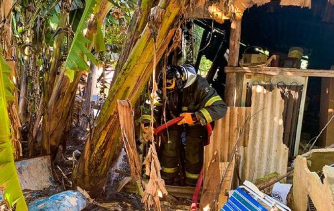 Incêndio destrói barraco, e morador perde tudo em SMOeste; VÍDEOS