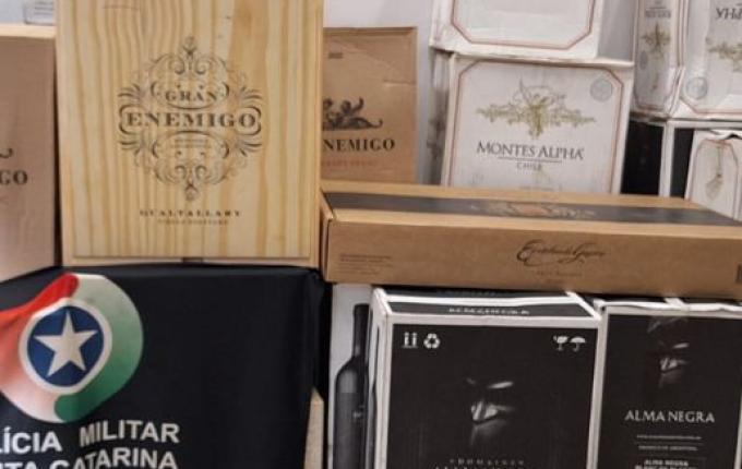 PM apreende 210 garrafas de vinho contrabandeadas em Dionísio Cerqueira