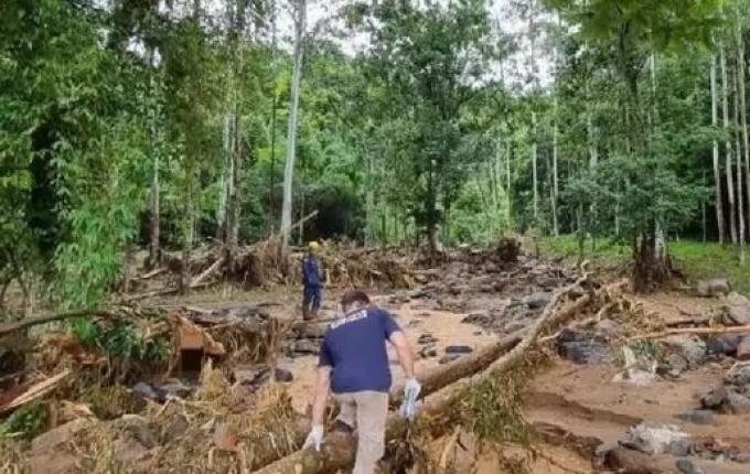 Deslizamento atinge casa e mata duas pessoas em SC