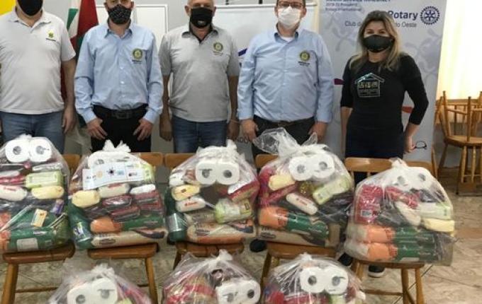Rotary Club entrega cestas básicas em São Miguel do Oeste