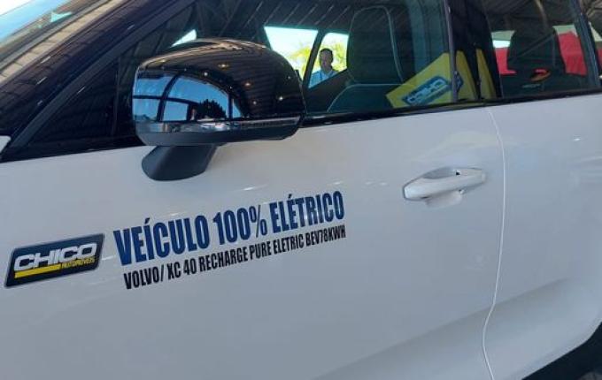 Chico Automóveis apresenta carro elétrico na loja de Iporã do Oeste