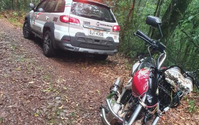 Polícia Militar recupera em área de mata motocicleta que havia sido furtada