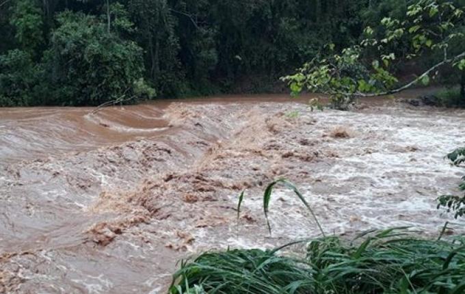 VÍDEO: Cheia do Rio Macaco Branco interrompe travessia em ponte no interior de Itapiranga