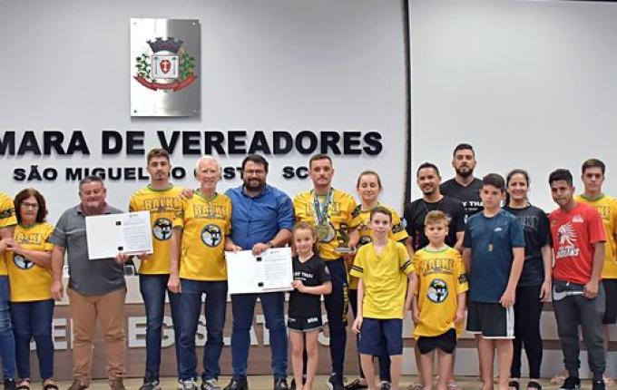 Câmara presta homenagem a destaques da Fórmula Truck, futebol americano e kickboxing