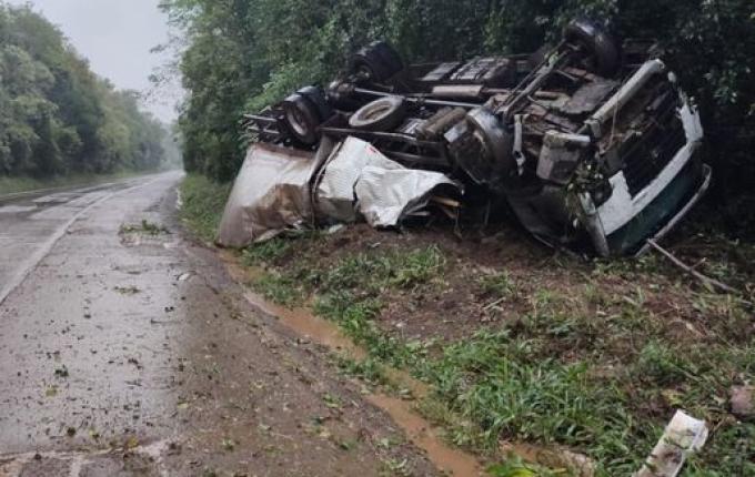 Caminhoneiro fica ferido em saída de pista na BR 158