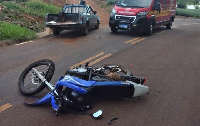 Motociclista sofre fraturas em colisão contra caminhonete