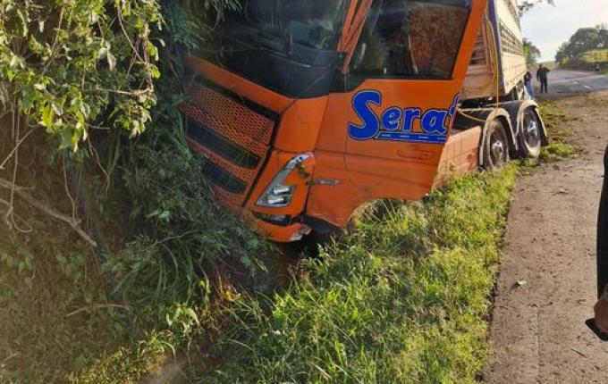 Acidente entre carro e caminhão bloqueia parcialmente SC-496 em Descanso