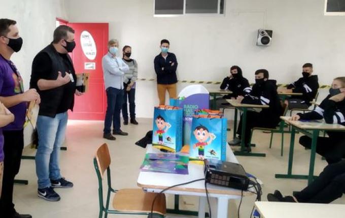 Estudantes adolescentes demonstram carinho e admiração pelo rádio