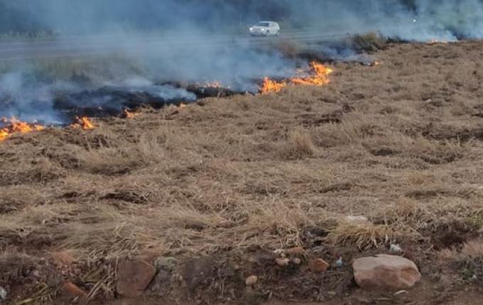 Incêndio em vegetação oferece risco aos motoristas na BR 158