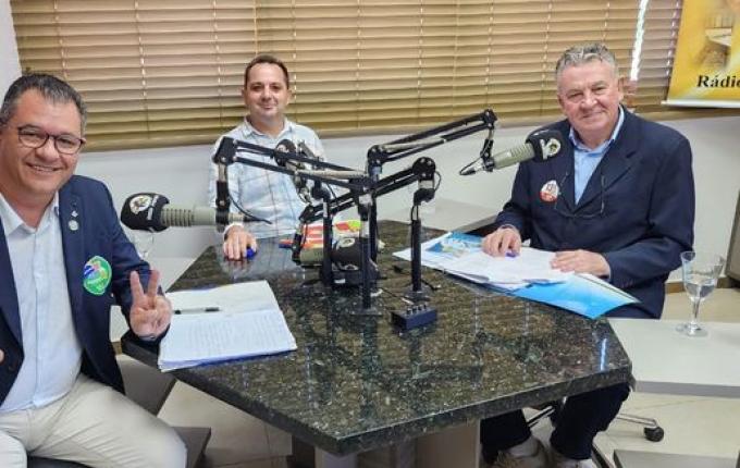 Rádio Itapiranga reúne candidatos a prefeito de Itapiranga