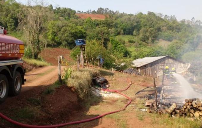 Casa é completamente destruída em incêndio no interior de São José do Cedro