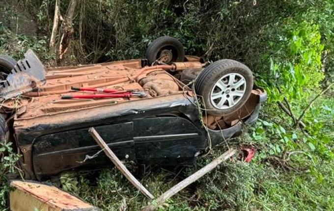 Mulher fica ferida após veículo capotar na BR-282 em SMOeste