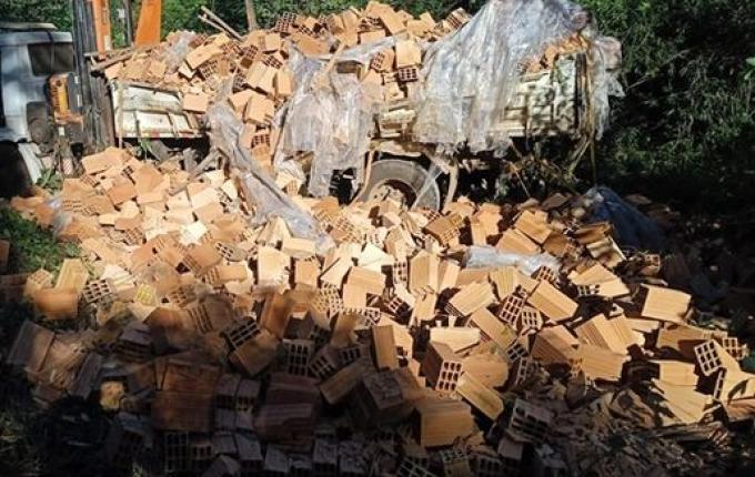 Caroneiro sofre ferimentos em acidente com caminhão no interior de Itapiranga