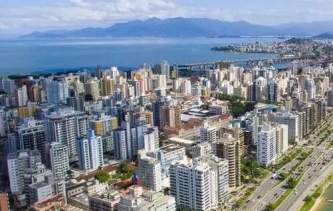 Criminosos amarram casal e roubam cobertura de luxo em SC