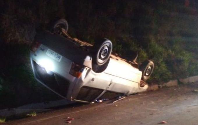 Motorista foge após capotar veículo na SC 161 em Anchieta