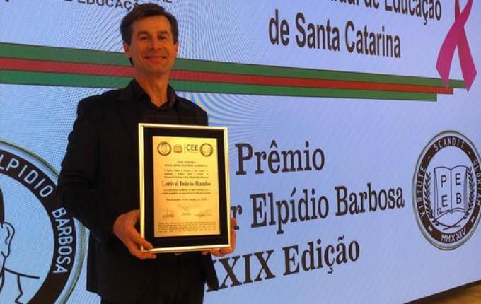 Professor da CRE de Itapiranga recebe prêmio em Florianópolis