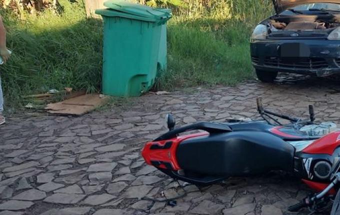 Homem fica ferido em colisão entre carro e moto em Guarujá do Sul