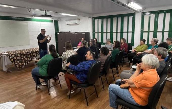 Grupos de mães de SMO recebem kits de artesanato da Assistência Social