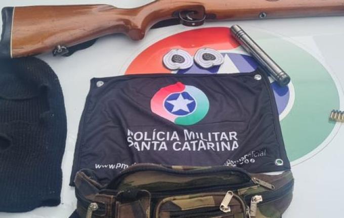 Polícia apreende arma e munições após denúncia de violência doméstica em Riqueza