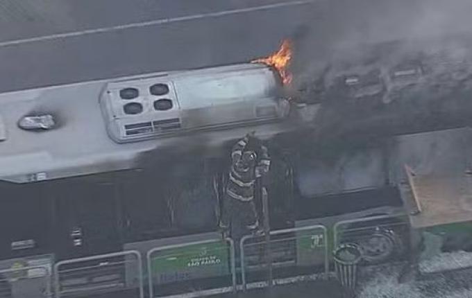 Avião de pequeno porte cai em avenida de São Paulo e atinge ônibus