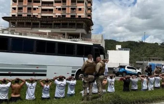 Briga de torcidas organizadas fecha a BR-101 em Santa Catarina