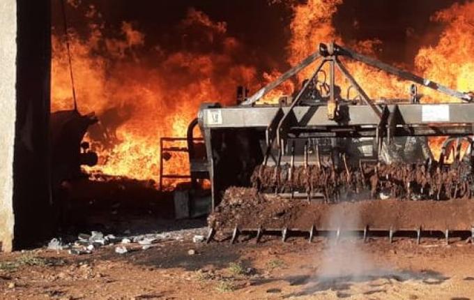 Vídeo: Incêndio em galpão leva oito horas para ser apagado