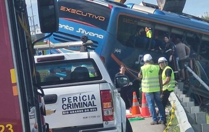 Chega a 11 o número de mortos em acidente entre ônibus e carreta na BR-116
