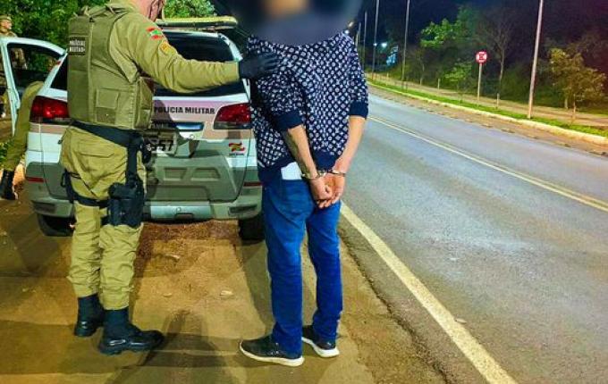 Homem é preso após ameaçar e agredir profissional do sexo em SMOeste