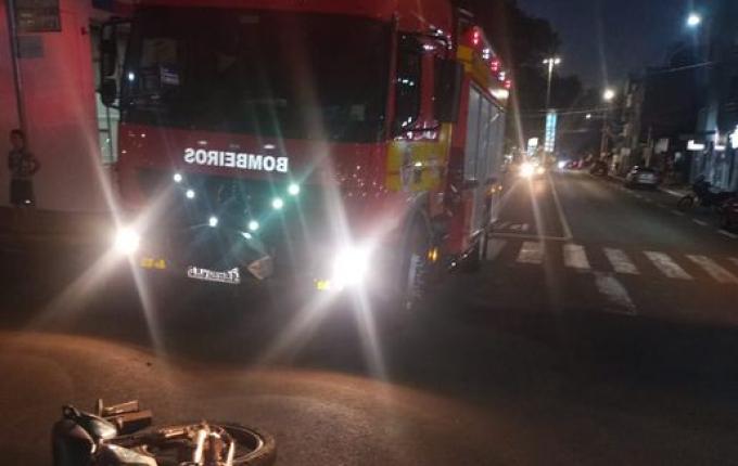 Colisão entre carro e motocicleta deixa pessoa ferida