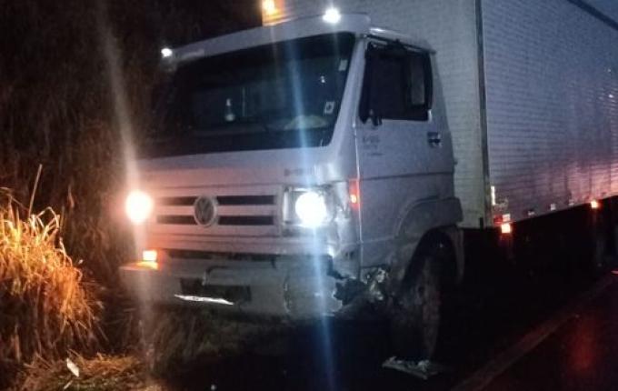 Carro e caminhão colidem na SC-160