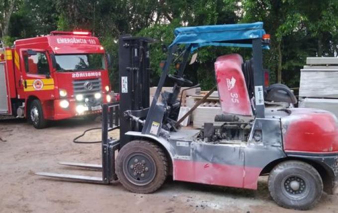 Empilhadeira pega fogo em empresa e mobiliza bombeiros em Itapiranga