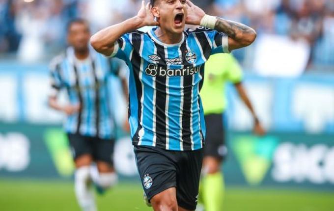 Grêmio goleia o Coritiba e assume a vice-liderança do Brasileirão