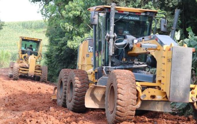 Setor de Obras de Iporã do Oeste recupera estradas danificadas pelas chuvas