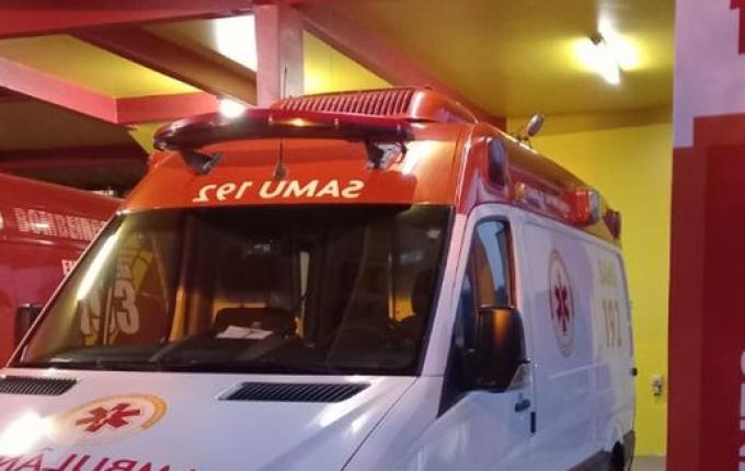 SAMU transfere mulher que caiu de patinete elétrico em Itapiranga