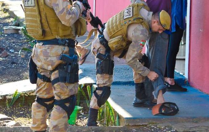 Após flagrar menor trabalhando, polícia fecha casa de prostituição na BR-282