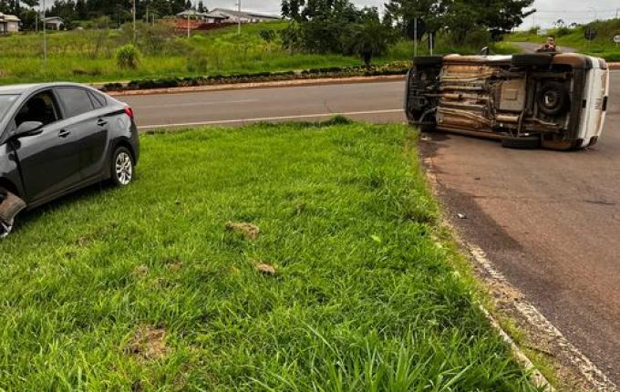 Veículo tomba após colisão no trevo de acesso a Descanso