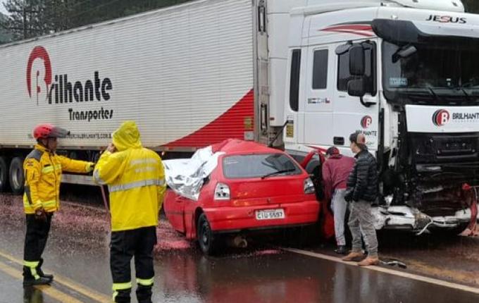 Jovem morre em colisão contra carreta na BR-163