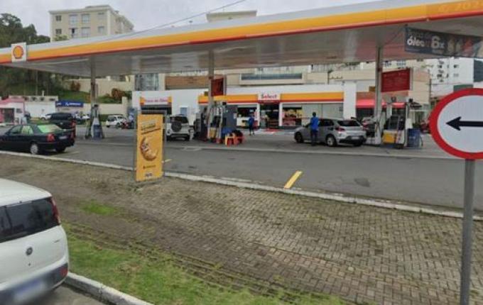 Motorista arranca bomba de posto de combustível e provoca incêndio em Balneário Camboriú