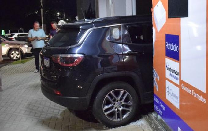 Veículo invade loja desativada em São Miguel do Oeste