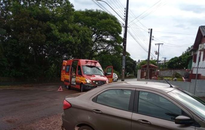 Jovem fica ferido em colisão entre moto e carro no centro de Iporã do Oeste