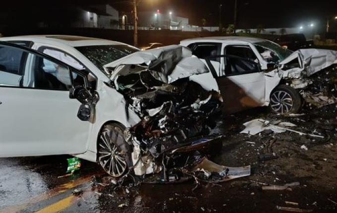 Colisão frontal na BR-282 deixa uma vítima fatal e quatro feridos, em Pinhalzinho