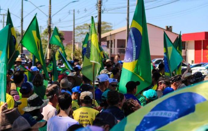 VÍDEO: Dezenas de pessoas participam de ato em frente ao 14º RCMec