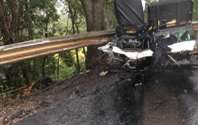 Acidente entre quatro veículos deixa duas pessoas mortas