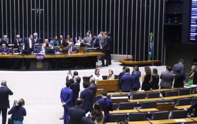 Aprovação do Orçamento 2025 libera reajuste de servidores e novo ‘Enem dos Concursos’