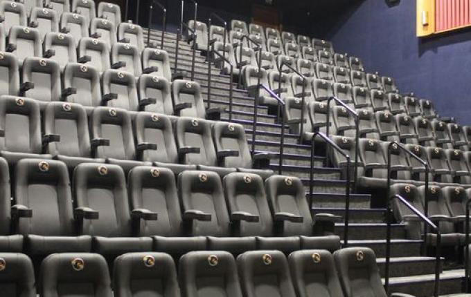 Equipes realizam ajustes finais no cinema de Itapiranga