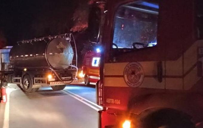 Idoso sofre ferimentos em colisão entre moto e caminhão na SC-163