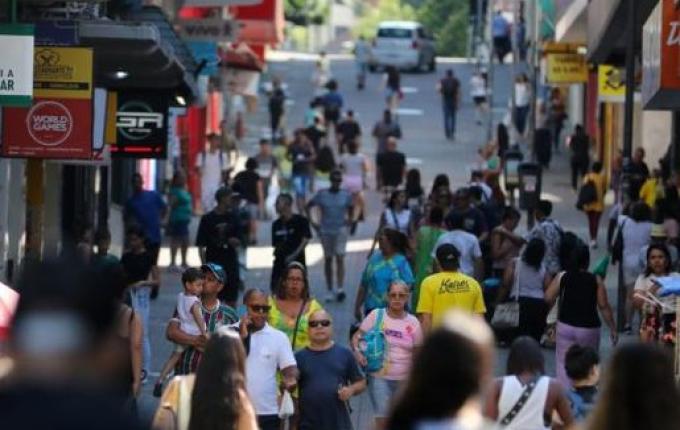 Comércio brasileiro cresce por cinco meses seguidos e bate recorde