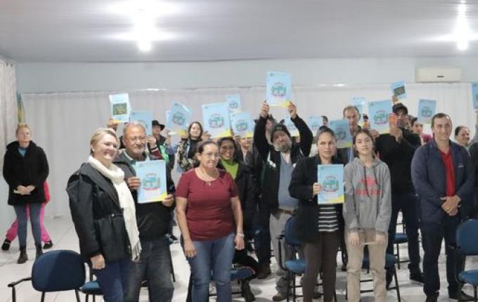Mais de 40 famílias recebem títulos de propriedades em Saltinho