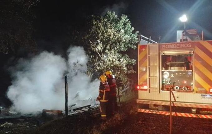 Incêndio no interior de São Lourenço do Oeste mobiliza bombeiros